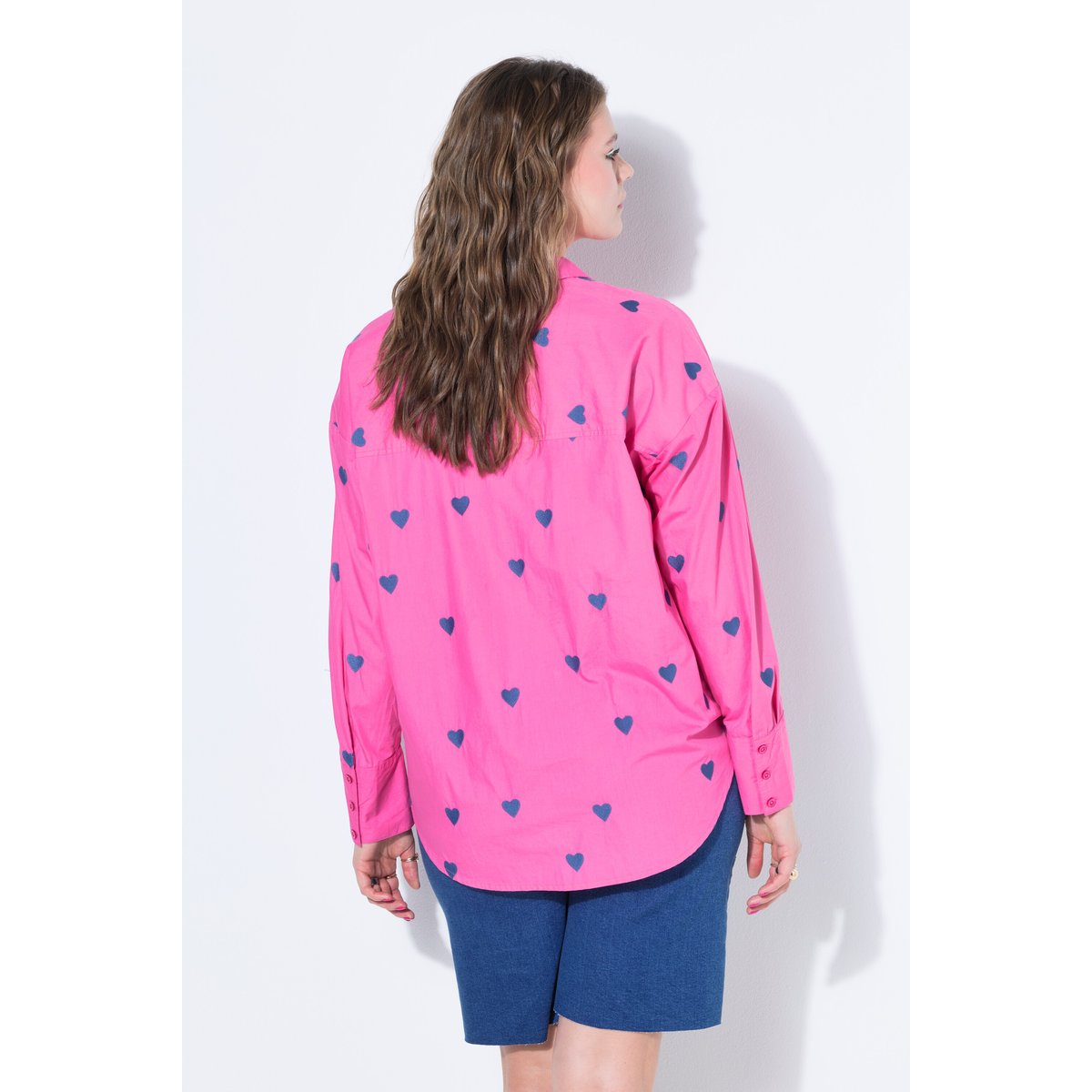 Chemisier oversize, petits cœurs brodés rose vif, STUDIO UNTOLD