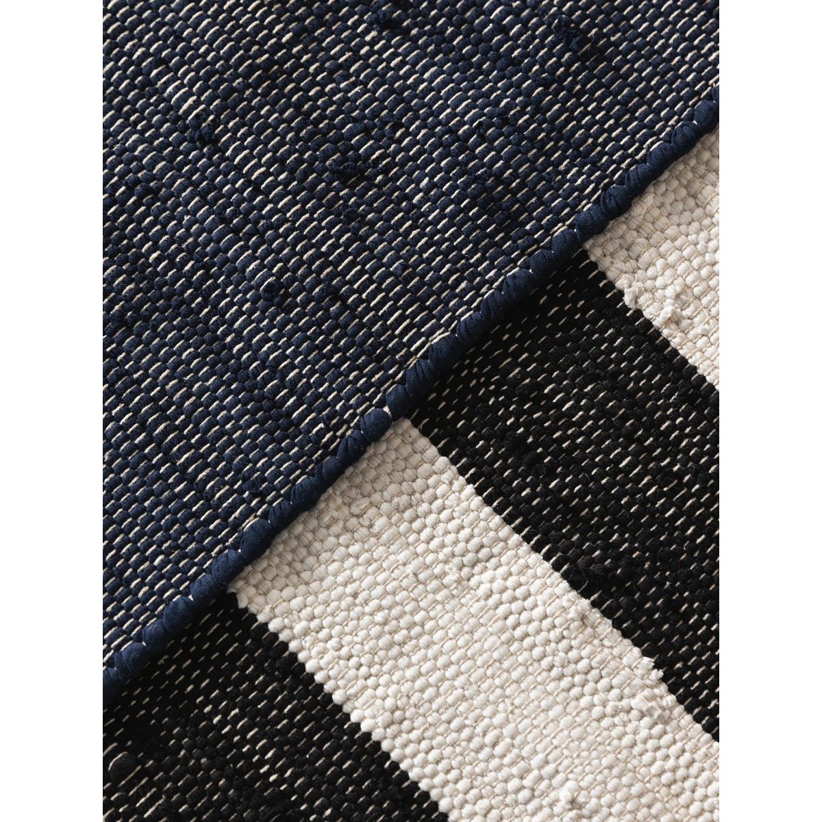 Tapis de couloir fabriqué à partir de matériaux recyclés tissé main TOM noir/blanc, BENUTA