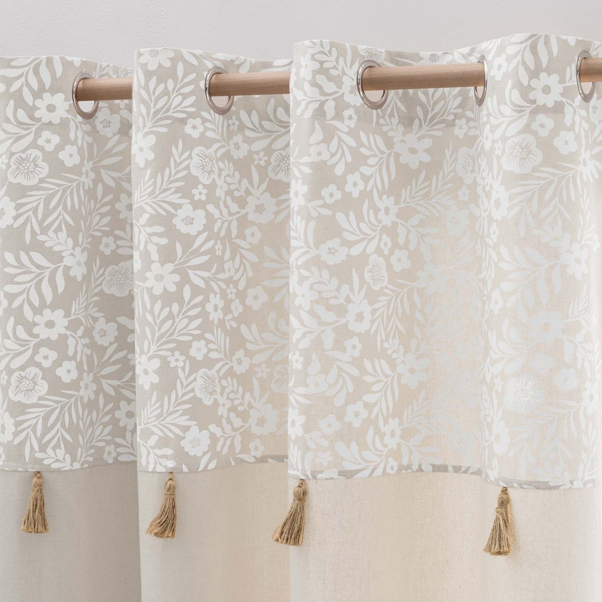 Rideau à œillets polycoton avec top floral et pompons naturel, DOUCEUR D'INTÉRIEUR