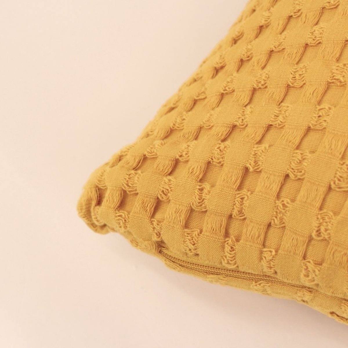 Coussin en tissu gauffré 40x60cm jaune, ORNAMI