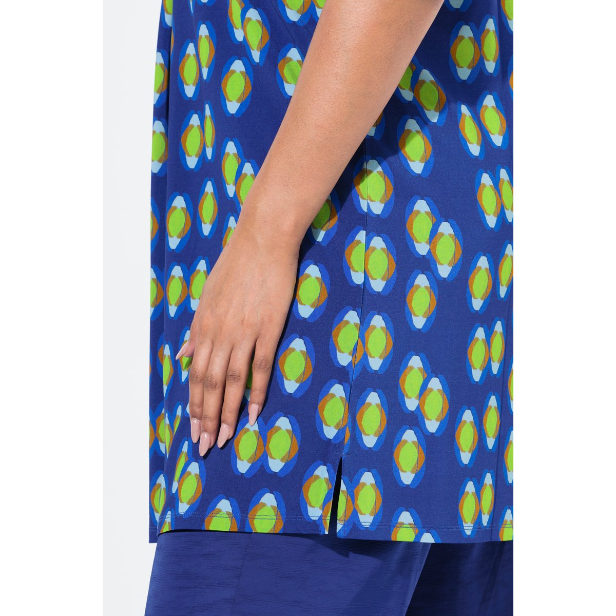 T-shirt long au tombé fluide. Décolleté V bleu violet, ULLA POPKEN