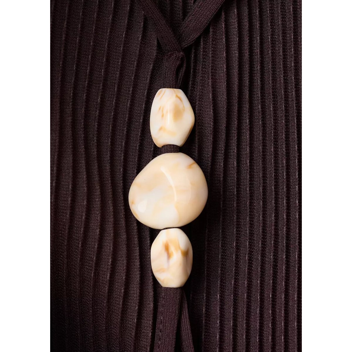 Haut texturé avec dos orné de perles chocolat, MANGO