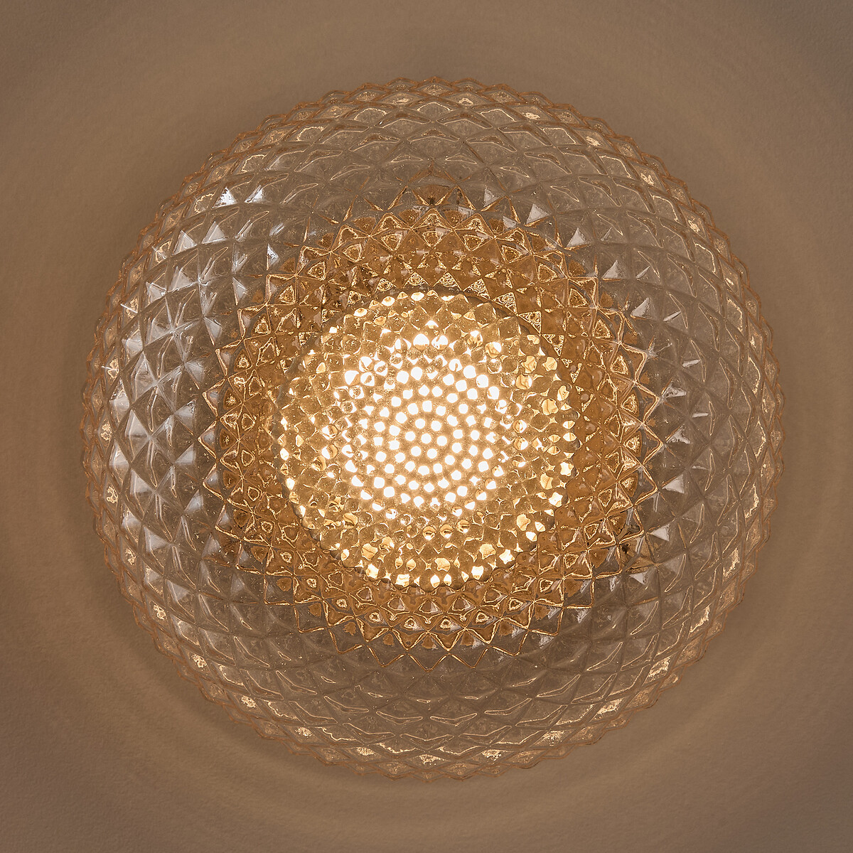 Plafonnier applique, en verre ciselé et laiton, diamètre 20 cm, MISTINGUETT laiton vieilli, AM.PM X EMMANUEL GALLINA