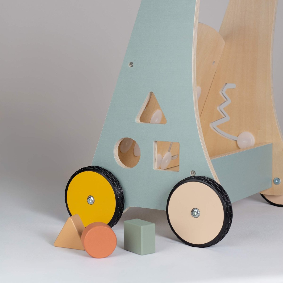 Charriot de marche bébé avec roues crantées multicolor, TROIS KILOS SEPT