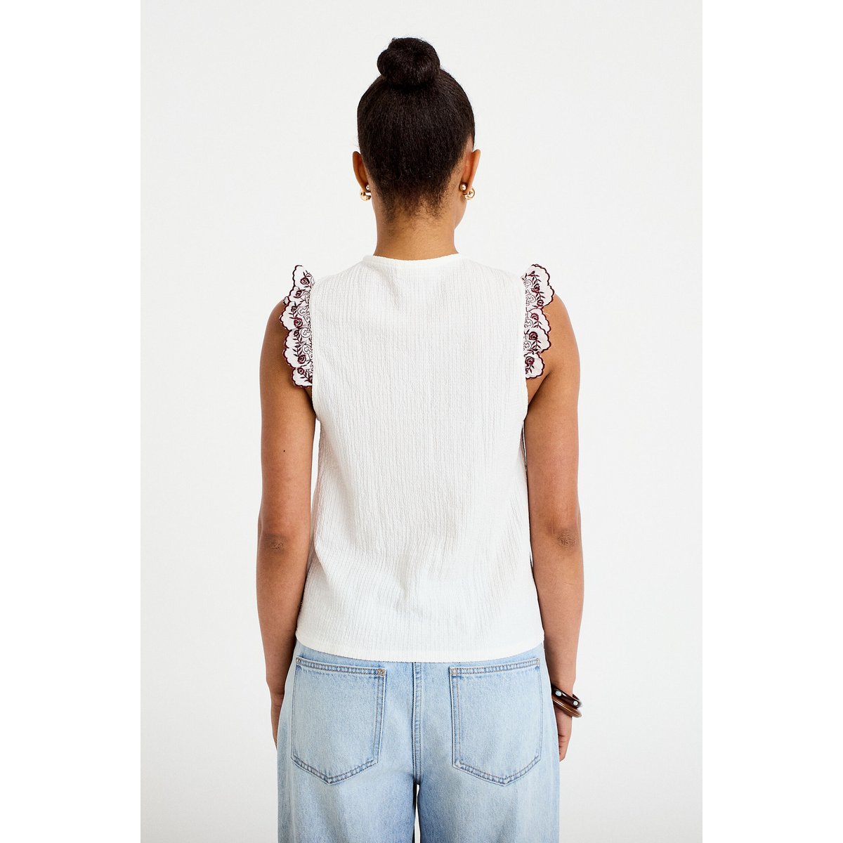 Blouse décolleté sans manches brodée rouge, CACHE CACHE