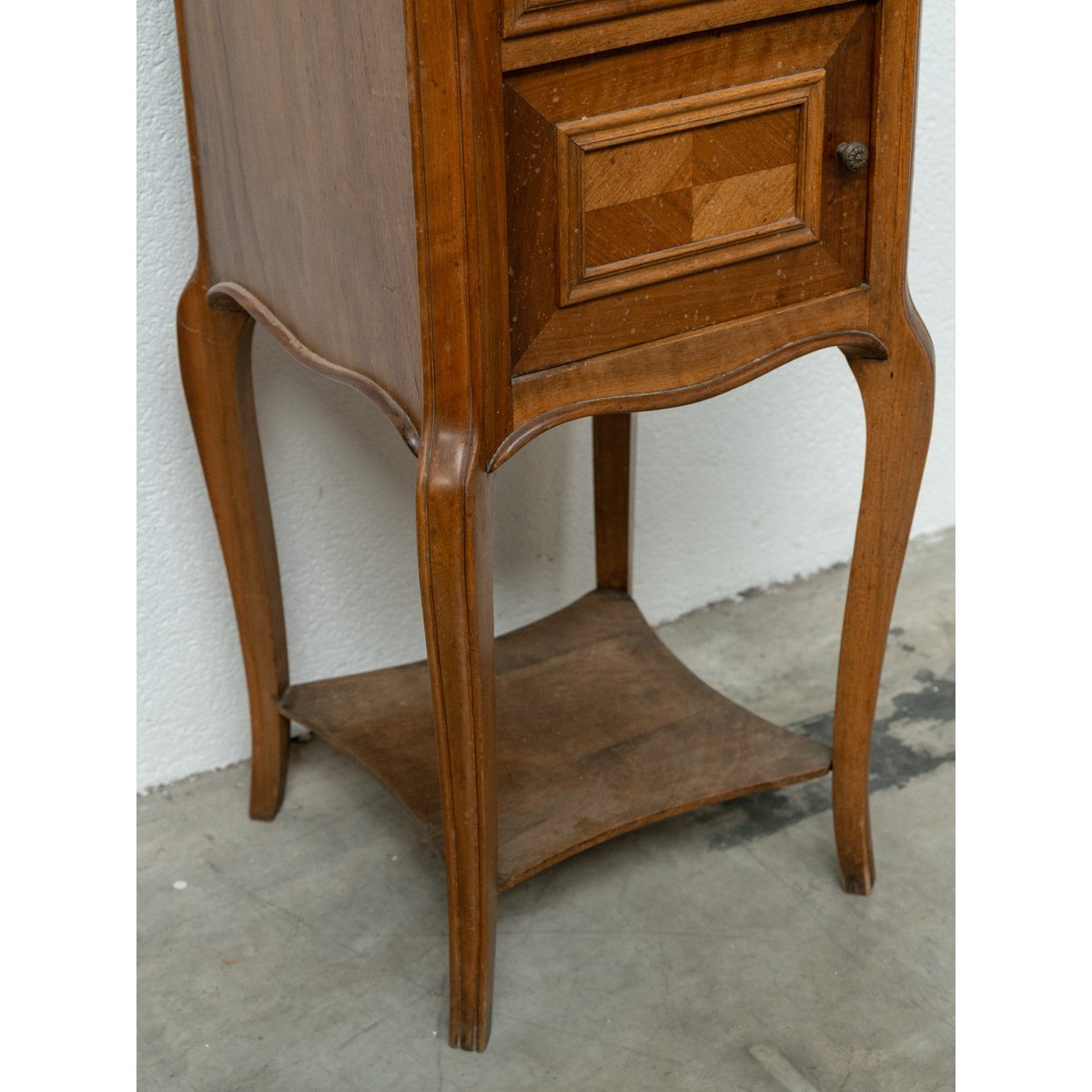 Table de chevet en bois et marbre rouge tacheté Odile N°1615 - Bon état bois foncé, DEBONGOUT