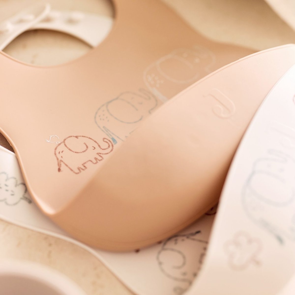 Lot de 2 bavoirs en silicone marron, écru, JOLLEIN