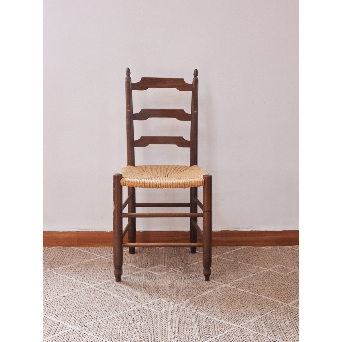 Paire de chaises en paille Claude N°1340 - Bon état bois foncé, DEBONGOUT