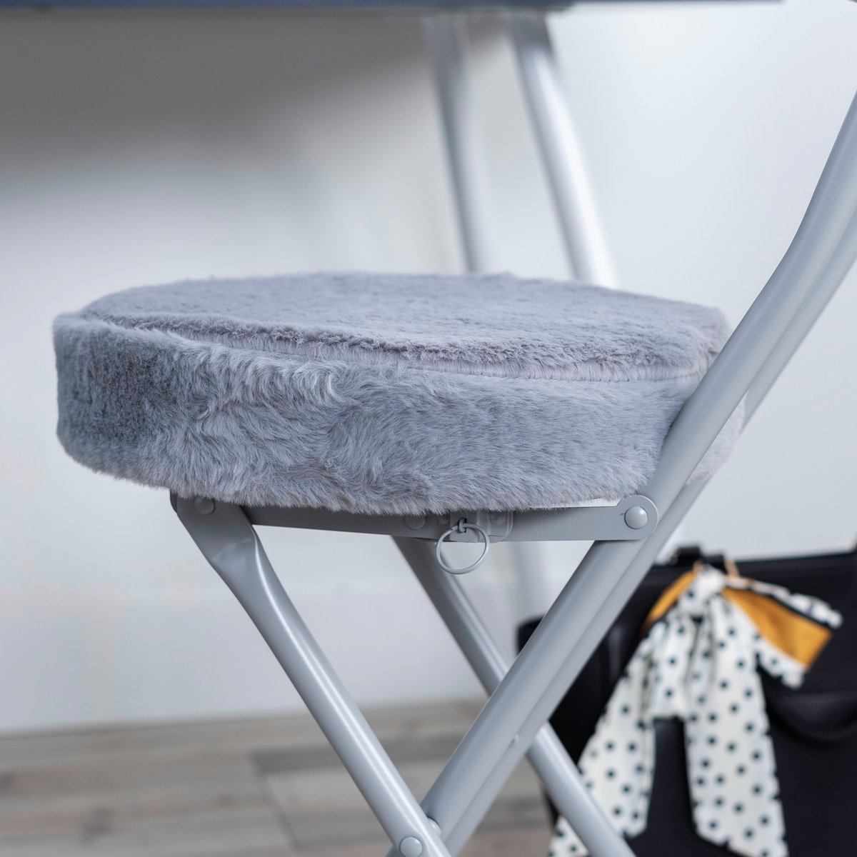 Lot de 4 chaises pliant en imitation fourrure, ERNSTPLUSH gris, MEUBLES COSY