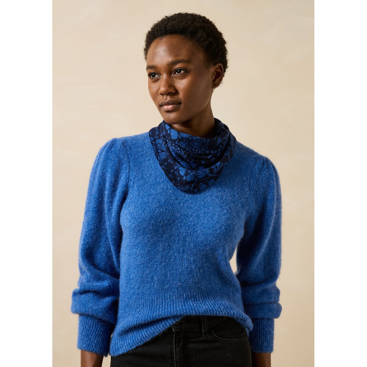 Écharpe triangle en laine imprimé fleur bleu, LA FEE MARABOUTEE