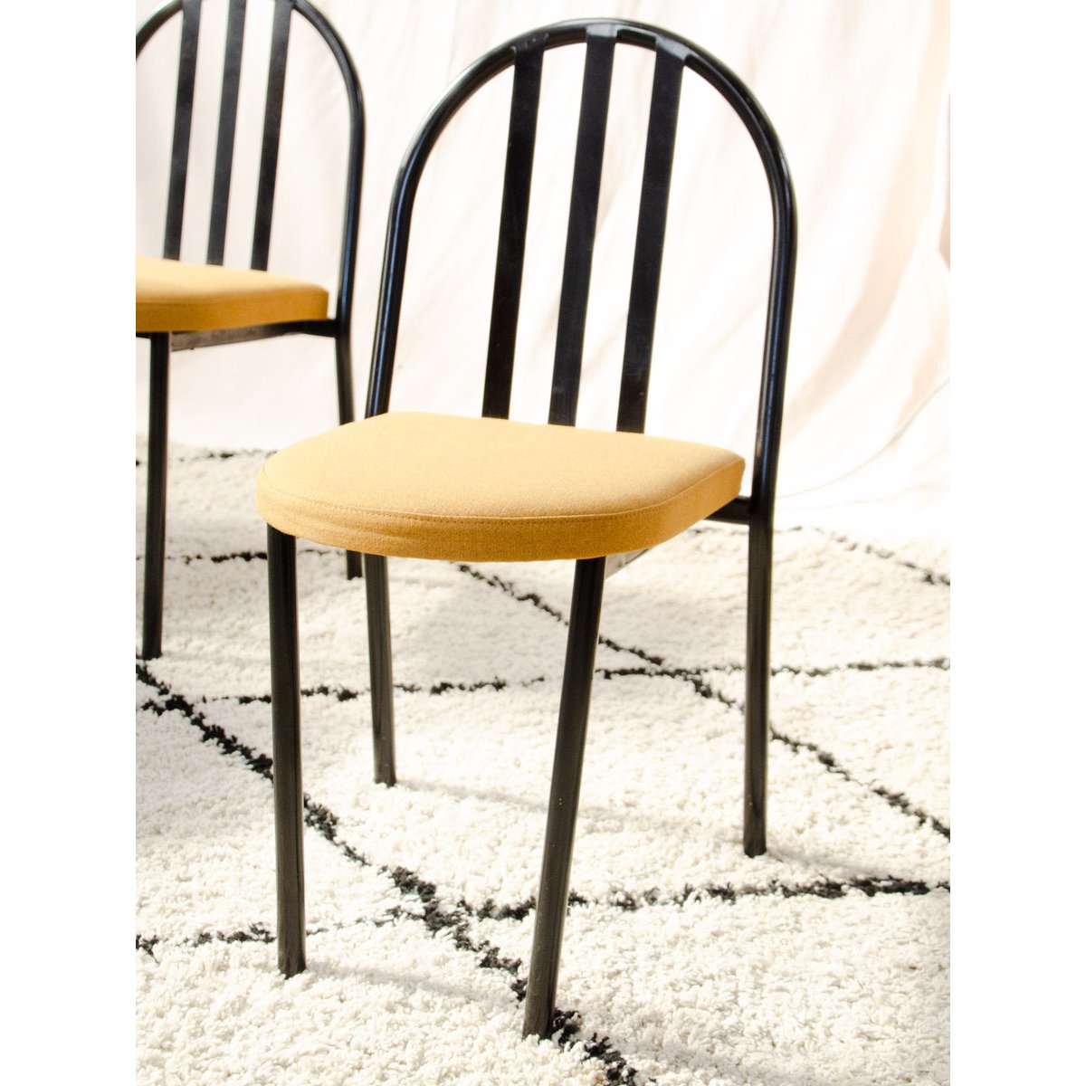 Lot de 4 chaises en métal noir et tissu Alma N°2137 - Bon état noir, DEBONGOUT