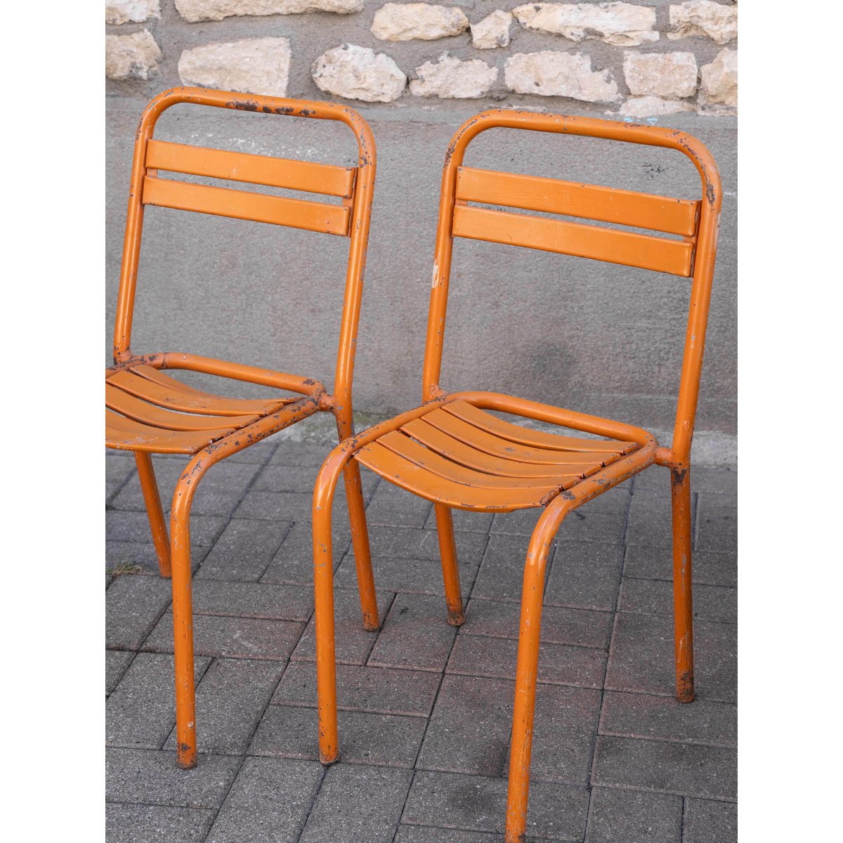 Paire de chaises Tolix en métal orange Alma N°1943 - Bon état orange, DEBONGOUT