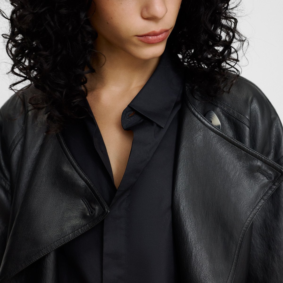 Veste croisée en simili avec ceinture avec du coton noir, ADOLFO DOMINGUEZ