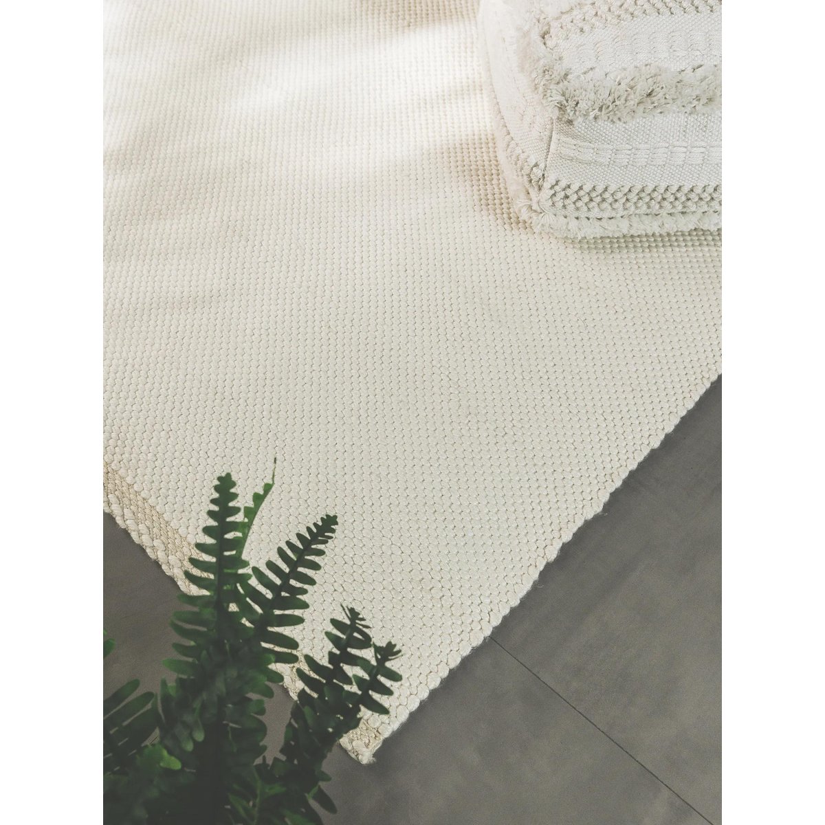 Tapis fabriqué à partir de matériaux recyclés tissé main KIAH crème, BENUTA