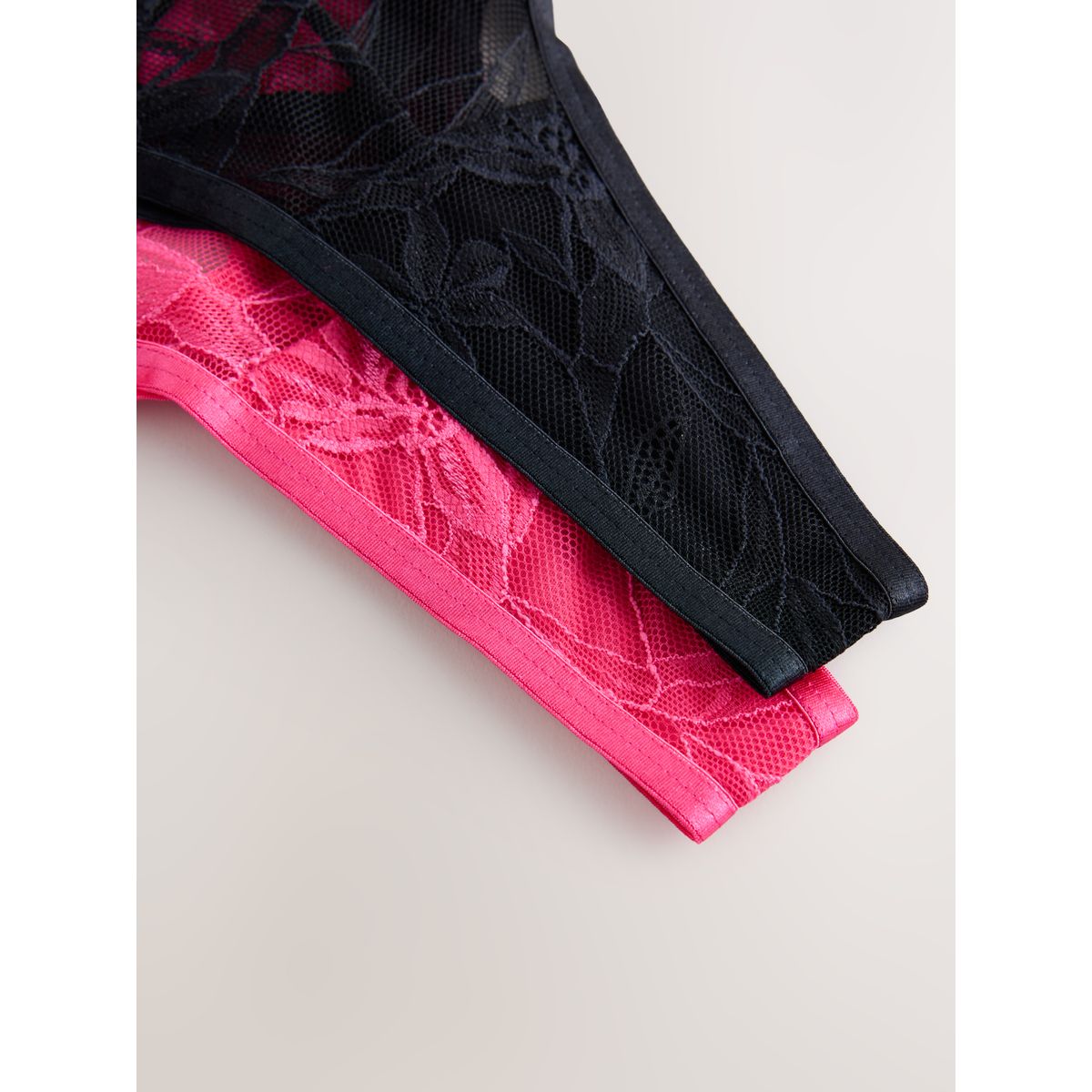 String en dentelle, lot de 2 rose/noir, NEXT