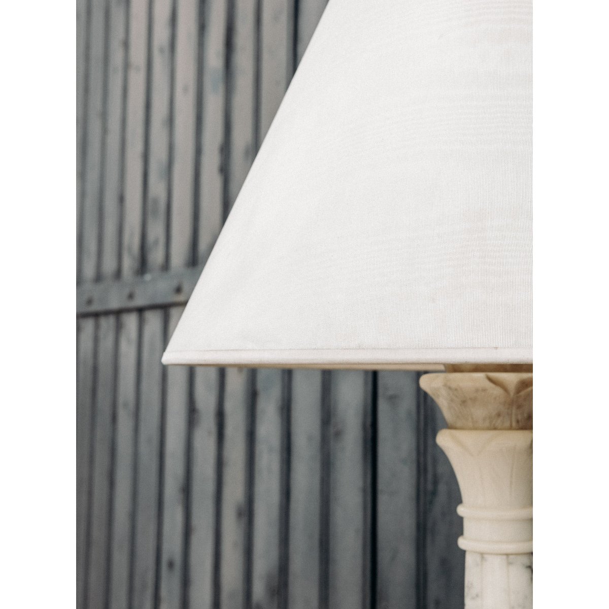 Lampe en albâtre et à l'abat-jour satiné Suzanne N°580 - Bon état beige, DEBONGOUT