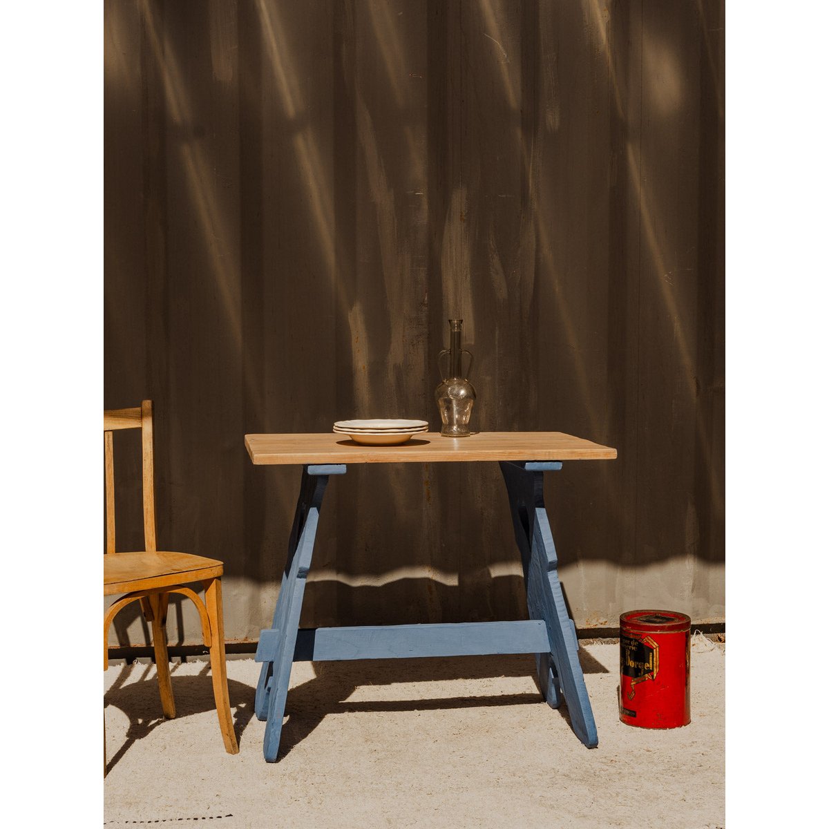 Table à manger en bois bleu clair Romy N°1482 - Bon état bois clair, DEBONGOUT