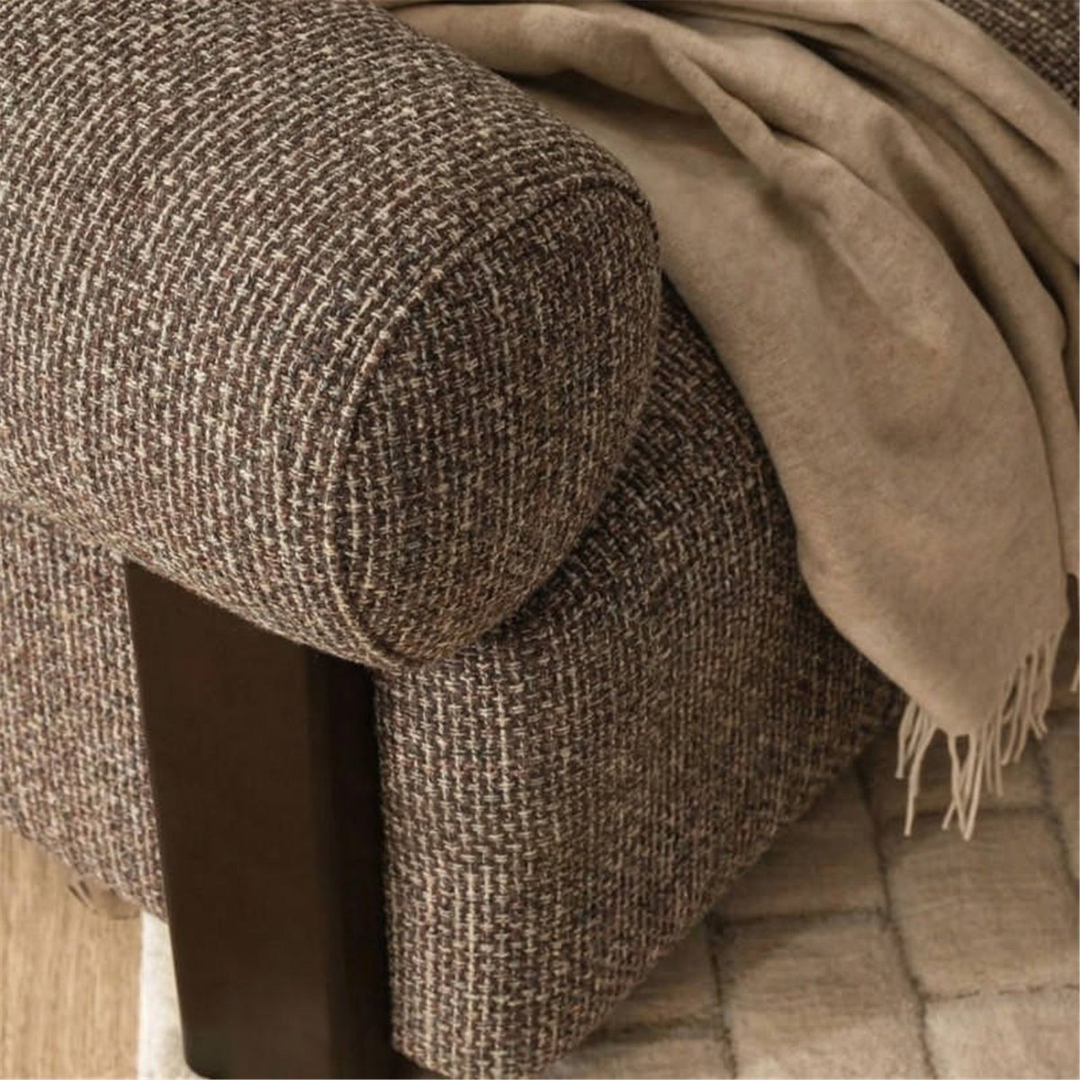 Fauteuil lounge arrondi en tissu marron crème et noyer, RECOLLECTION