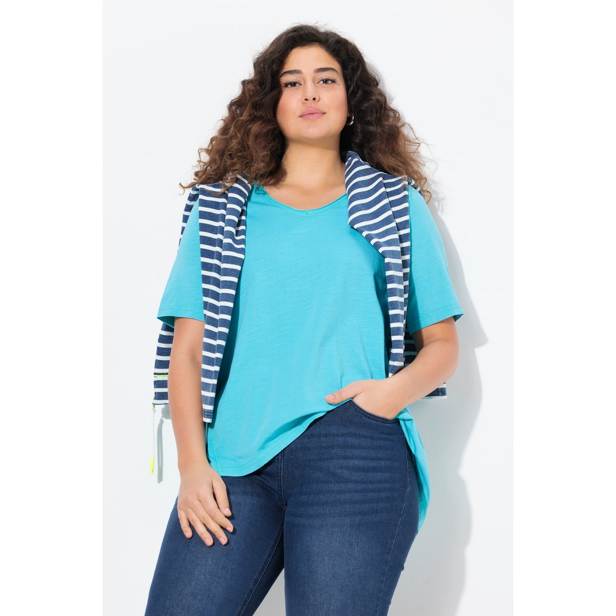 T-shirt à coupe évasée. Col en V et manches aqua foncé, ULLA POPKEN