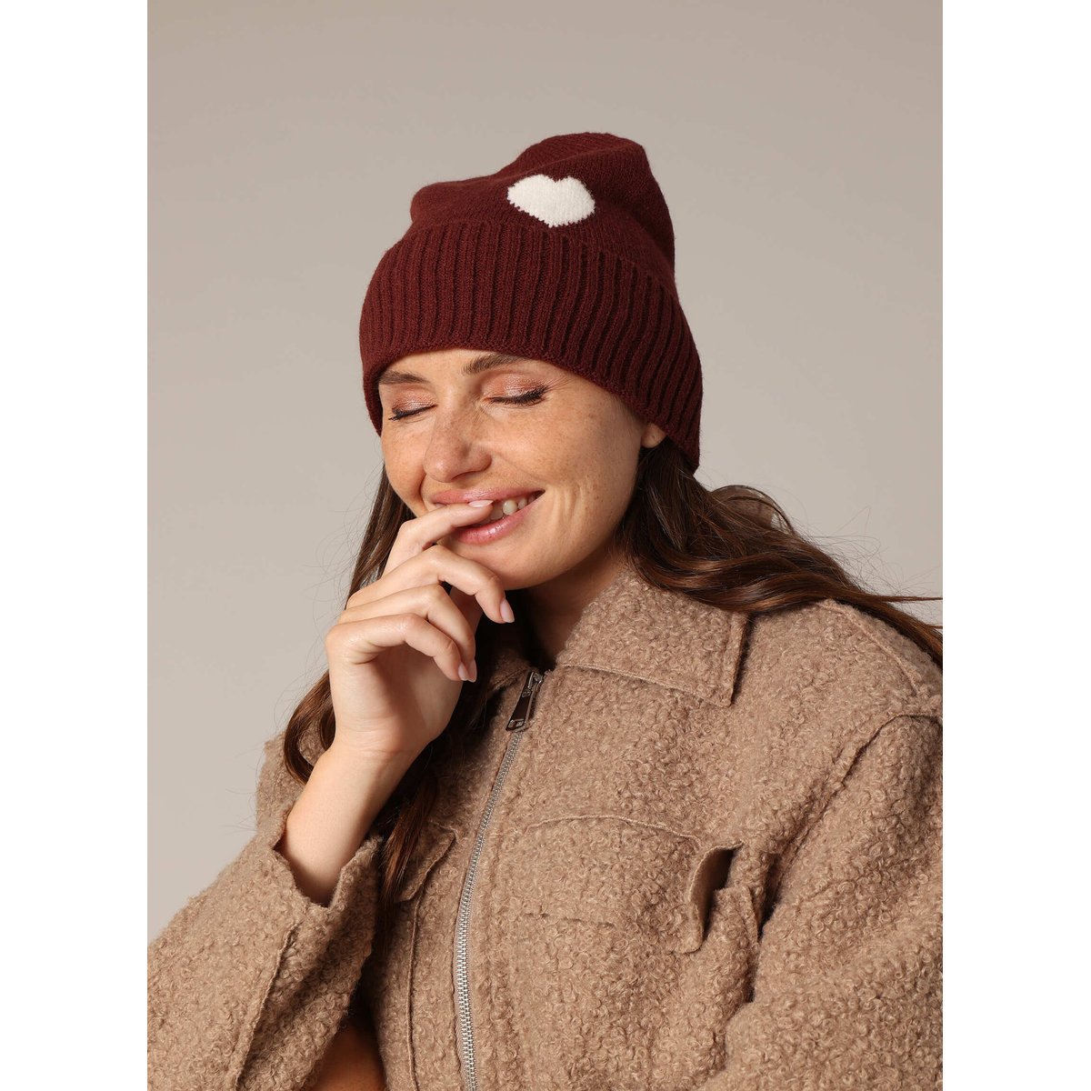 Bonnet côtelé en maille douce avec motif cœur contrasté
LOLA plum, DEELUXE