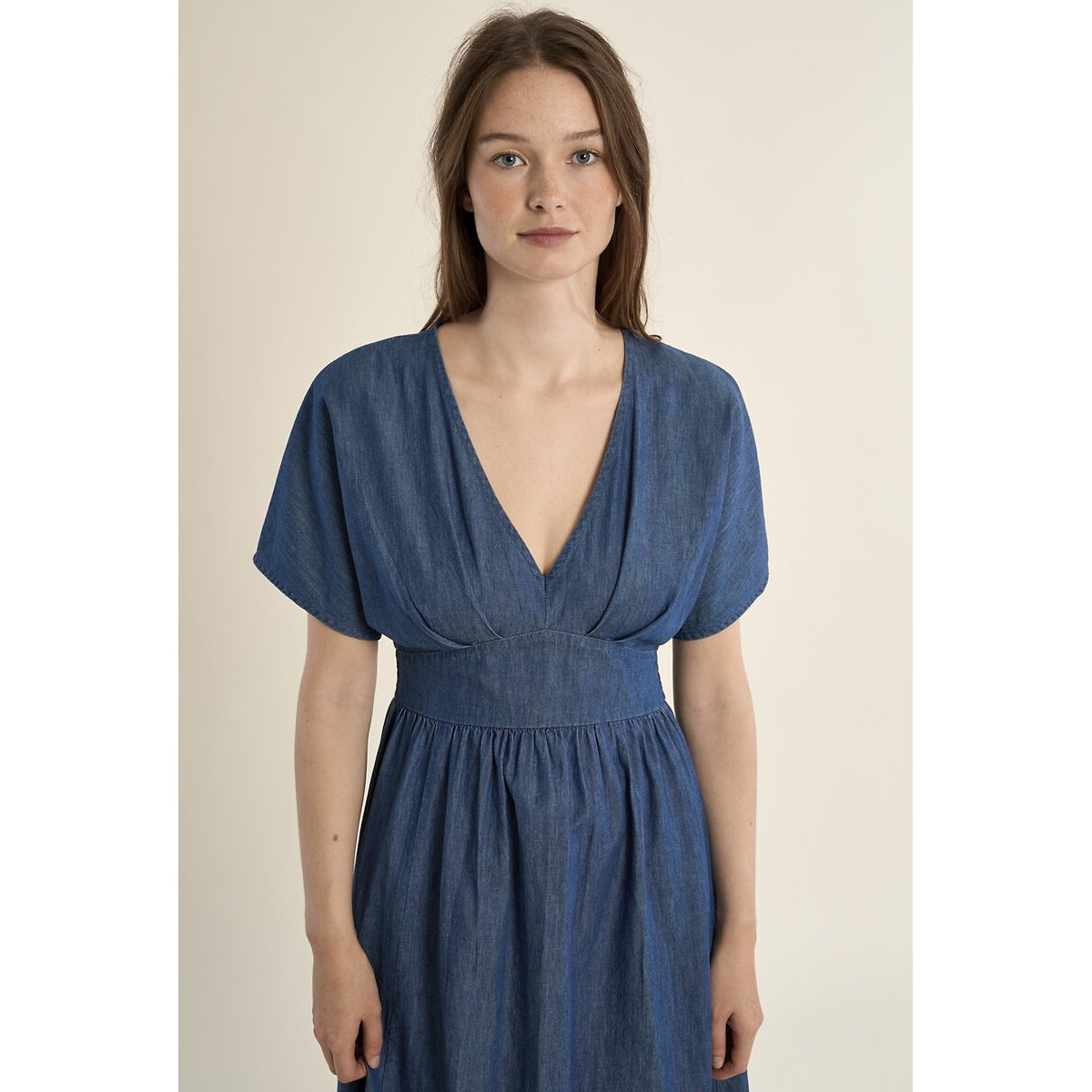 Vestido largo de manga corta y escote en pico azul oscuro, MOLLY BRACKEN