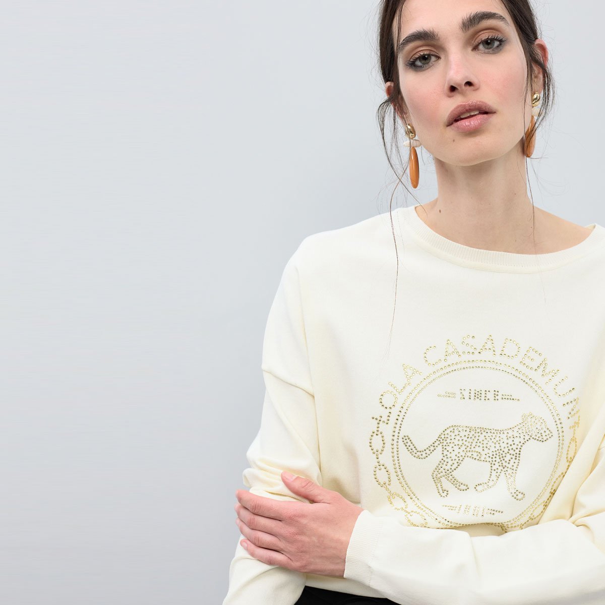 Pull à motif graphique orné de strass ecru, LOLA CASADEMUNT