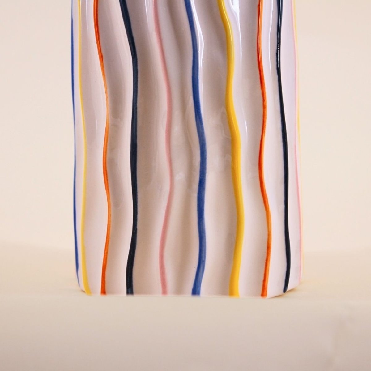 Vase en céramique lignes, H21cm blanc, ORNAMI