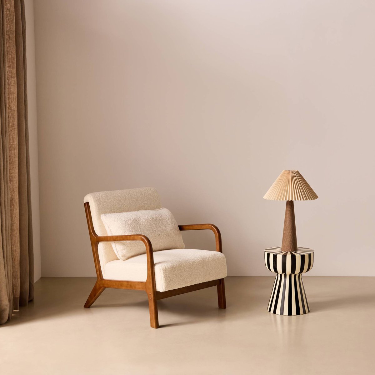 Fauteuil scandinave bois d'hévéa teinté noyer clair et bouclette LORENS crème, SWEEEK