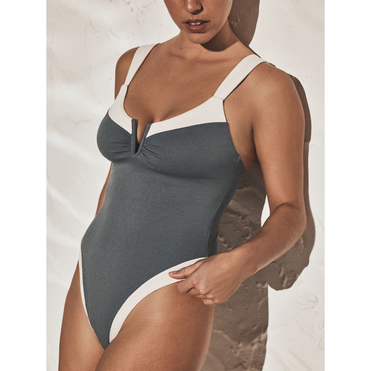 Maillot de bain à détail en u effet gainant bleu/écru, NEXT