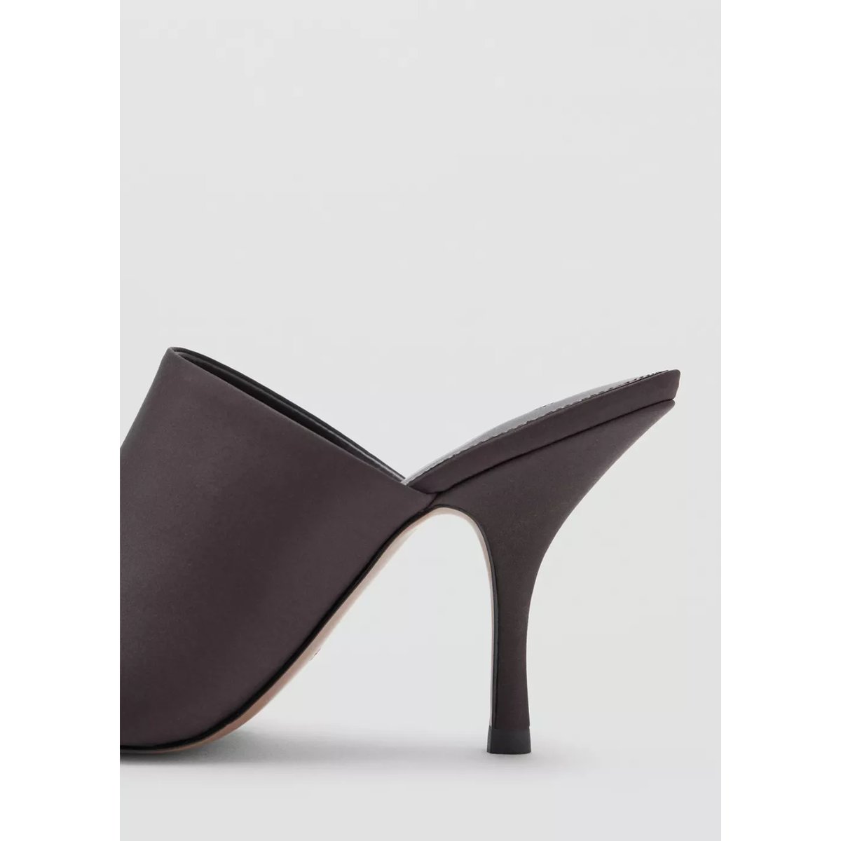Sandales à talon avec large bride chocolat, MANGO