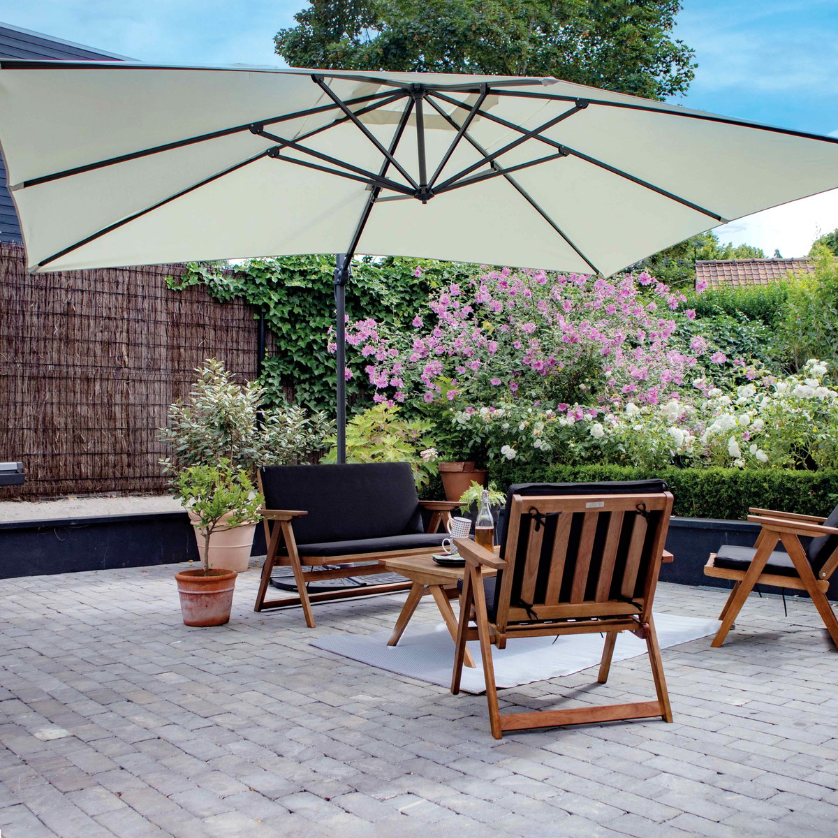 Parasol déporté 4x3m inclinable rotatif et 4 dalles à remplir aluminium, CASERTA ecru, OVIALA