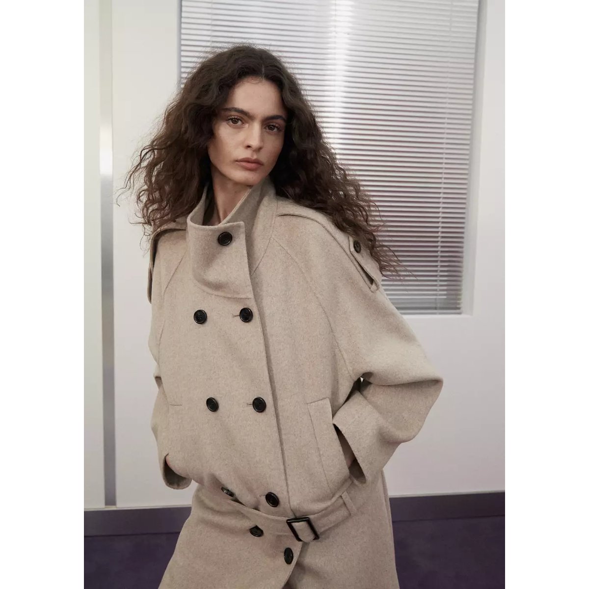 Manteau en laine à col cheminée et ceinture marron moyen, MANGO