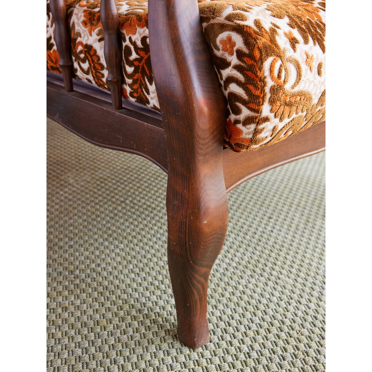 Fauteuil vintage en bois à motifs floraux Ernest N°1491 - Bon état bois foncé, DEBONGOUT
