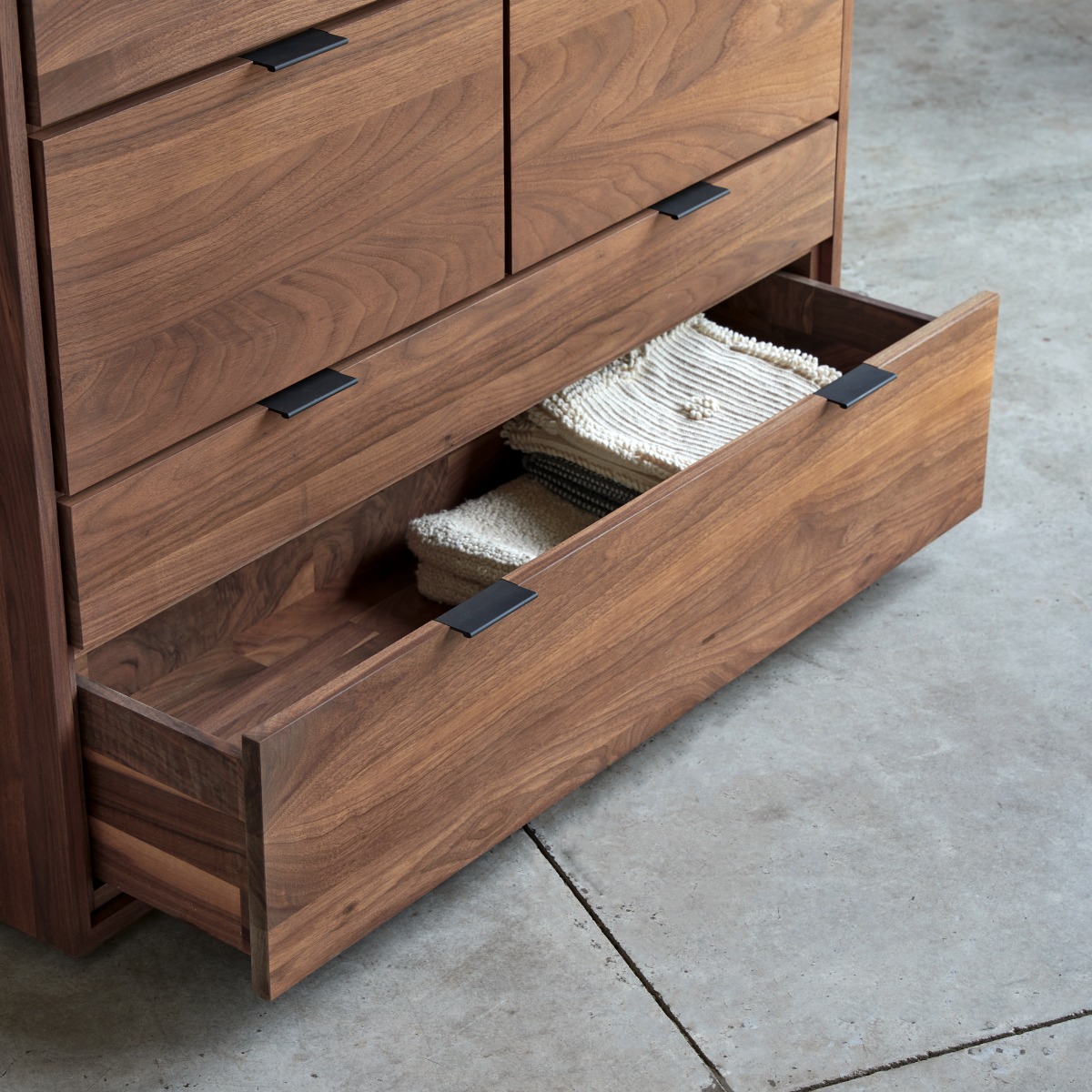 Commode en Noyer massif, SENSON marron, TIKAMOON