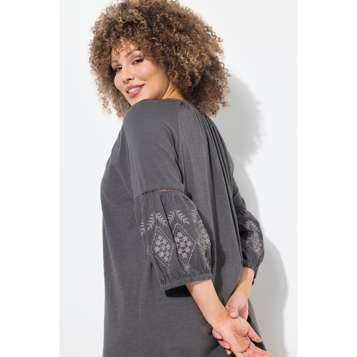 Robe en jersey avec broderies. Col tunisien gris graphite, ULLA POPKEN
