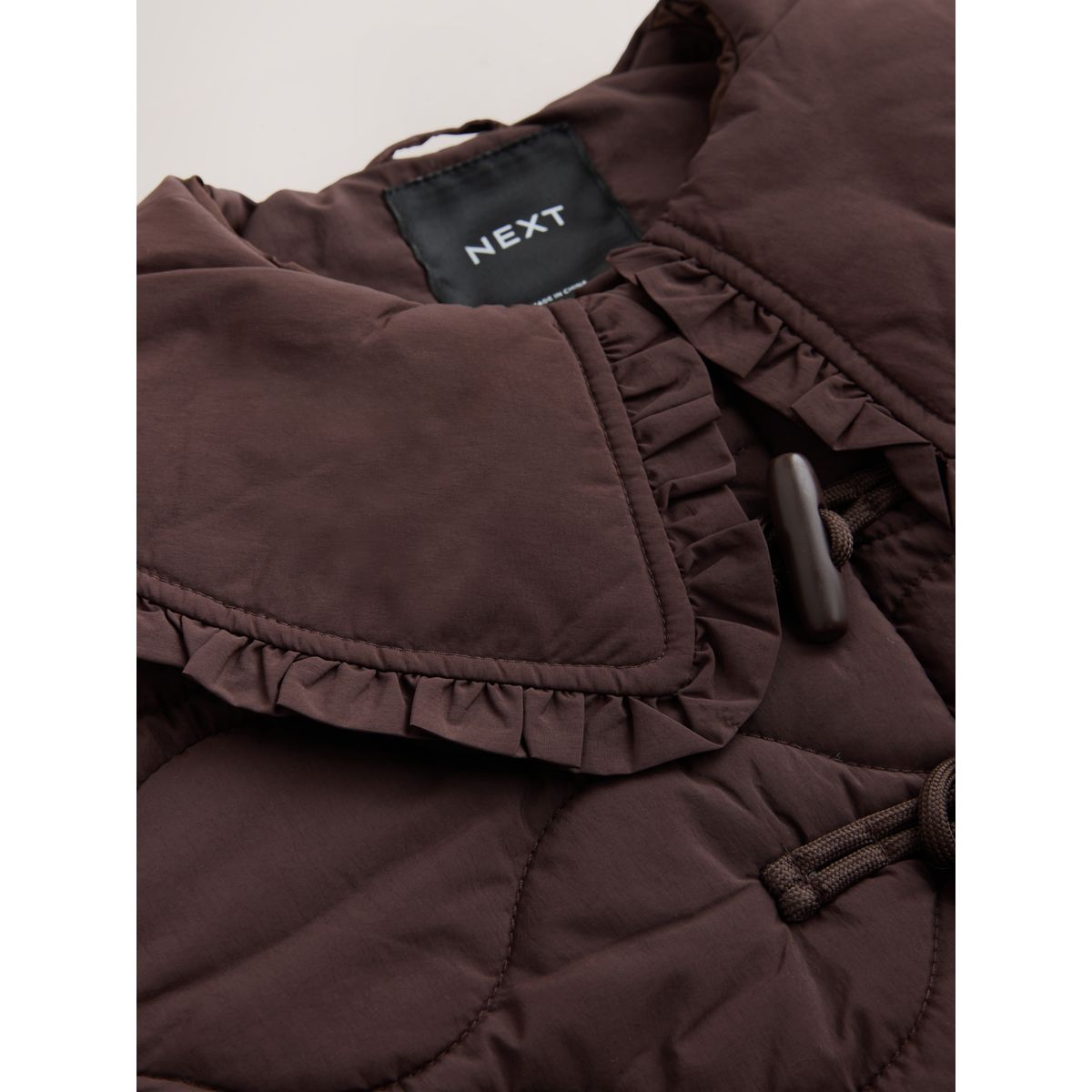Manteau matelassé hydrofuge à col volanté marron chocolat, NEXT