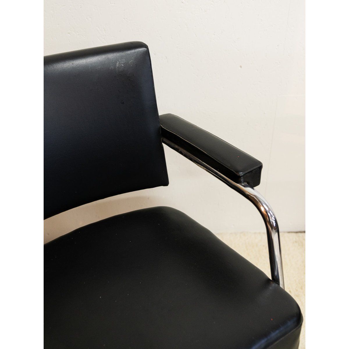 Paire de fauteuils en cuir noir et chromés Jakob N°765 - Bon état noir, DEBONGOUT