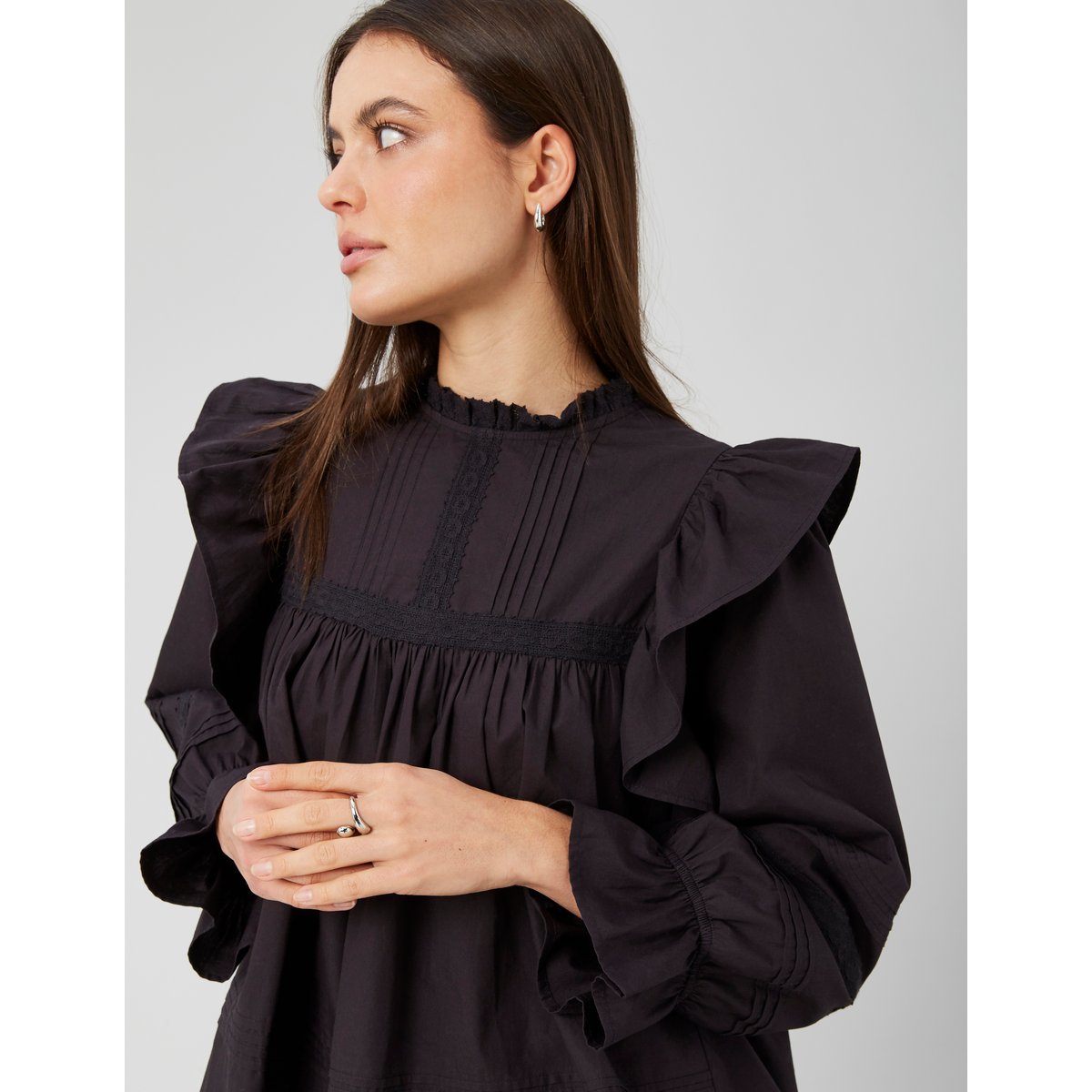 Blouse à volant noir, BZB