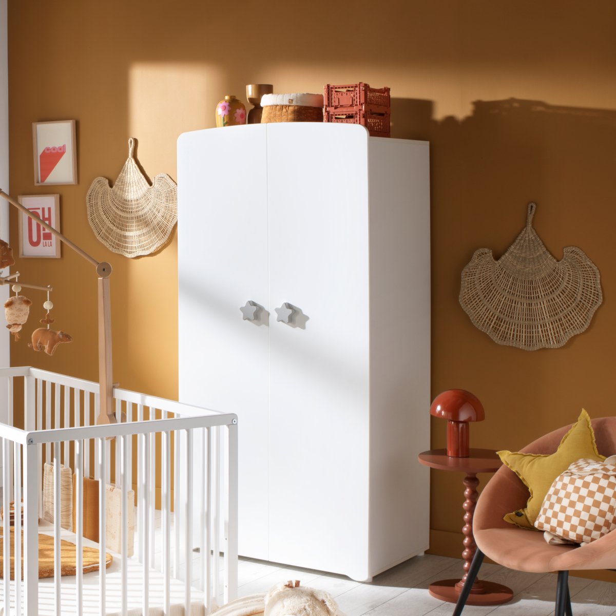 Chambre bébé complète Basic, Lit 120x60 tout barreaux, Commode à langer 3 tiroirs et Armoire 2 portes - boutons boule blanc/gris, BABY PRICE