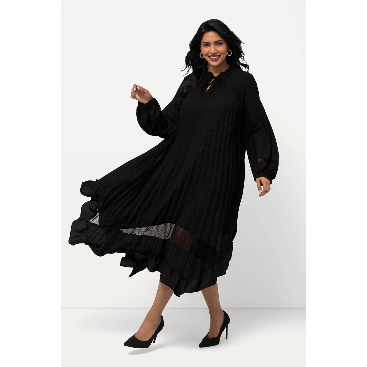 Robe plissée avec dentelle. Col agrémenté noir, ULLA POPKEN