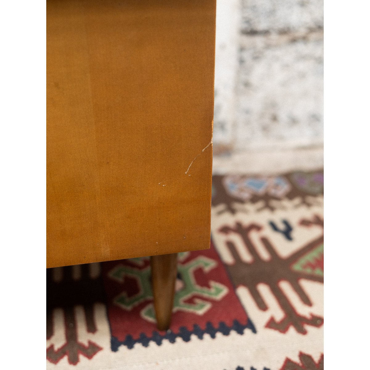 Paire de tables de chevet asymétriques Maïa N°1530 - Bon état bois clair, DEBONGOUT
