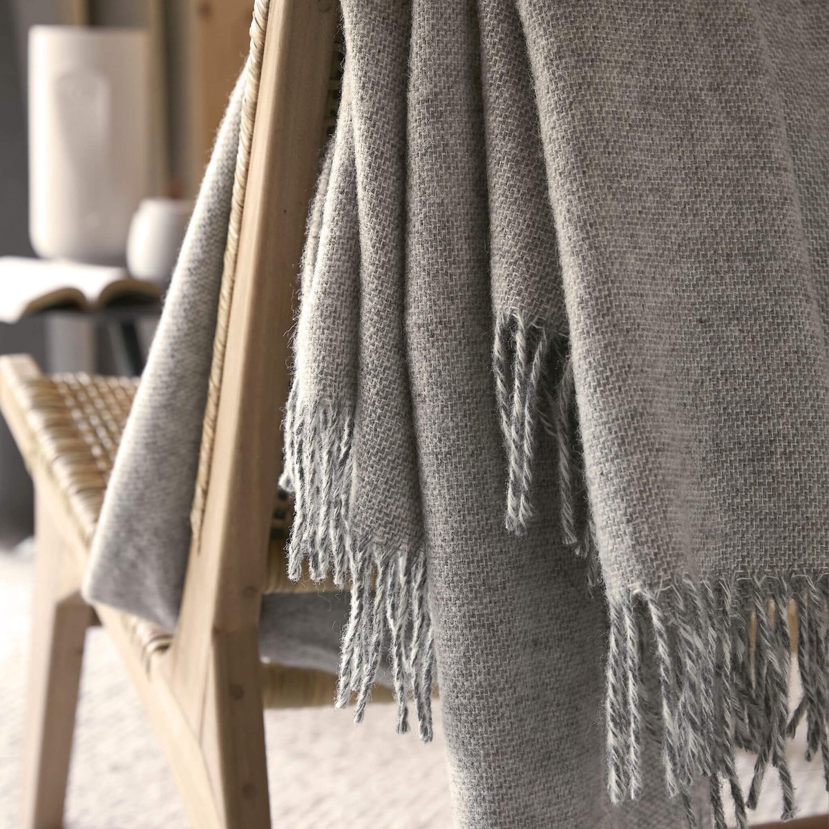 Plaid à franges gris clair uni en laine gris clair, TERRE DE NUIT