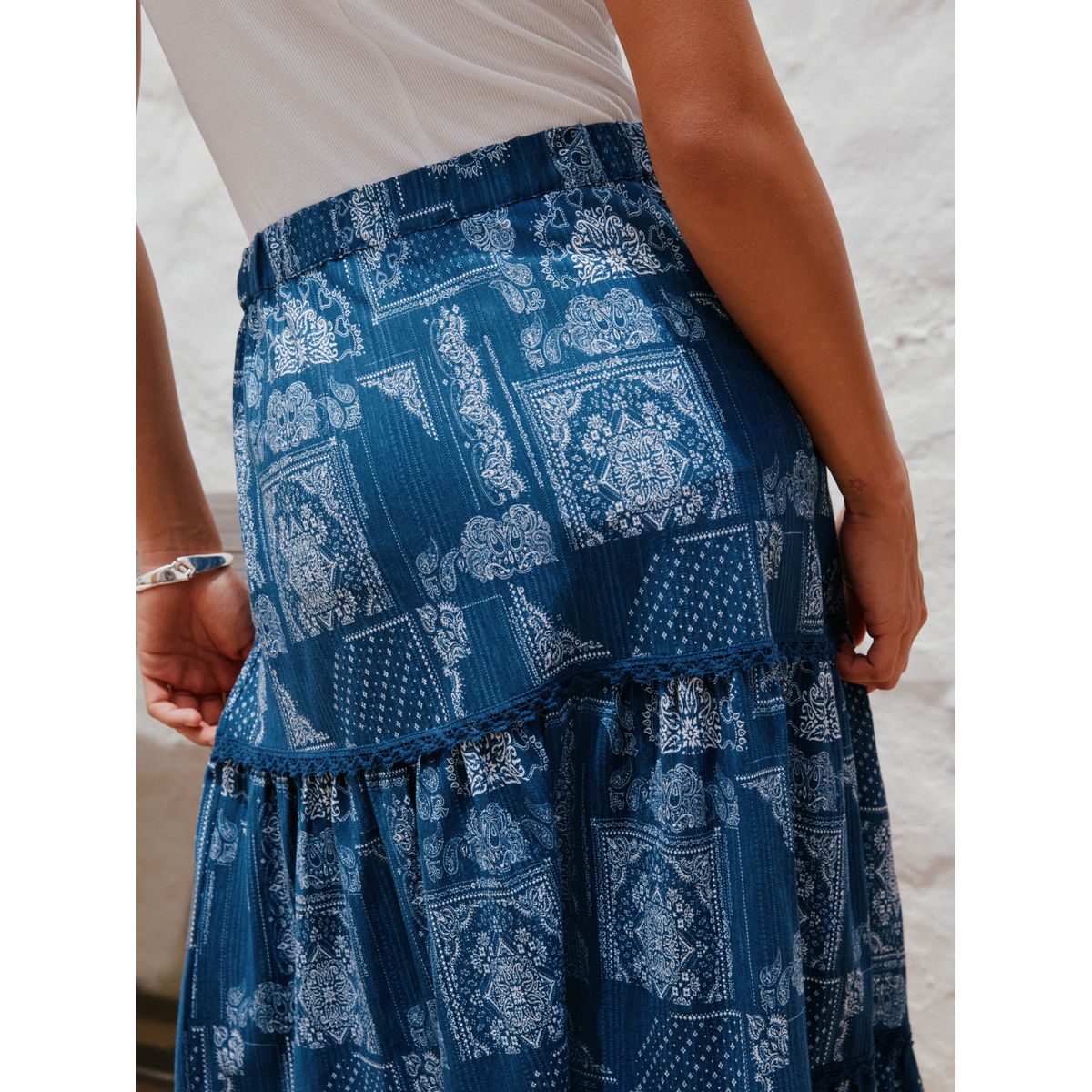 Jupe longue en coton avec volants superposés imprimé bandana bleu/écru, NEXT