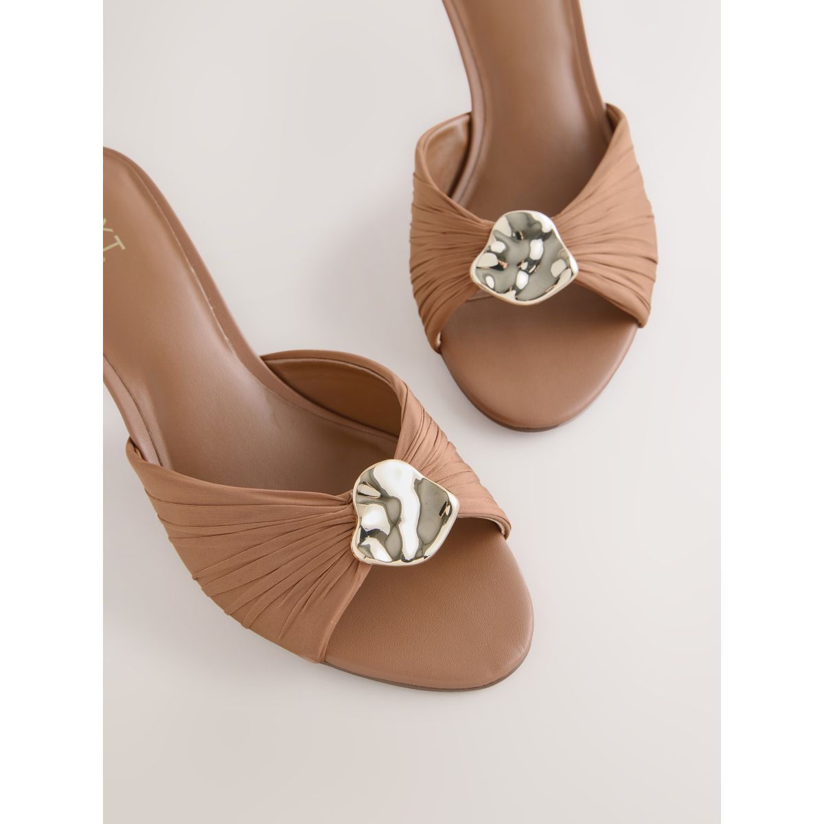 Mules torsadées à fini métal forever comfort® camel, NEXT