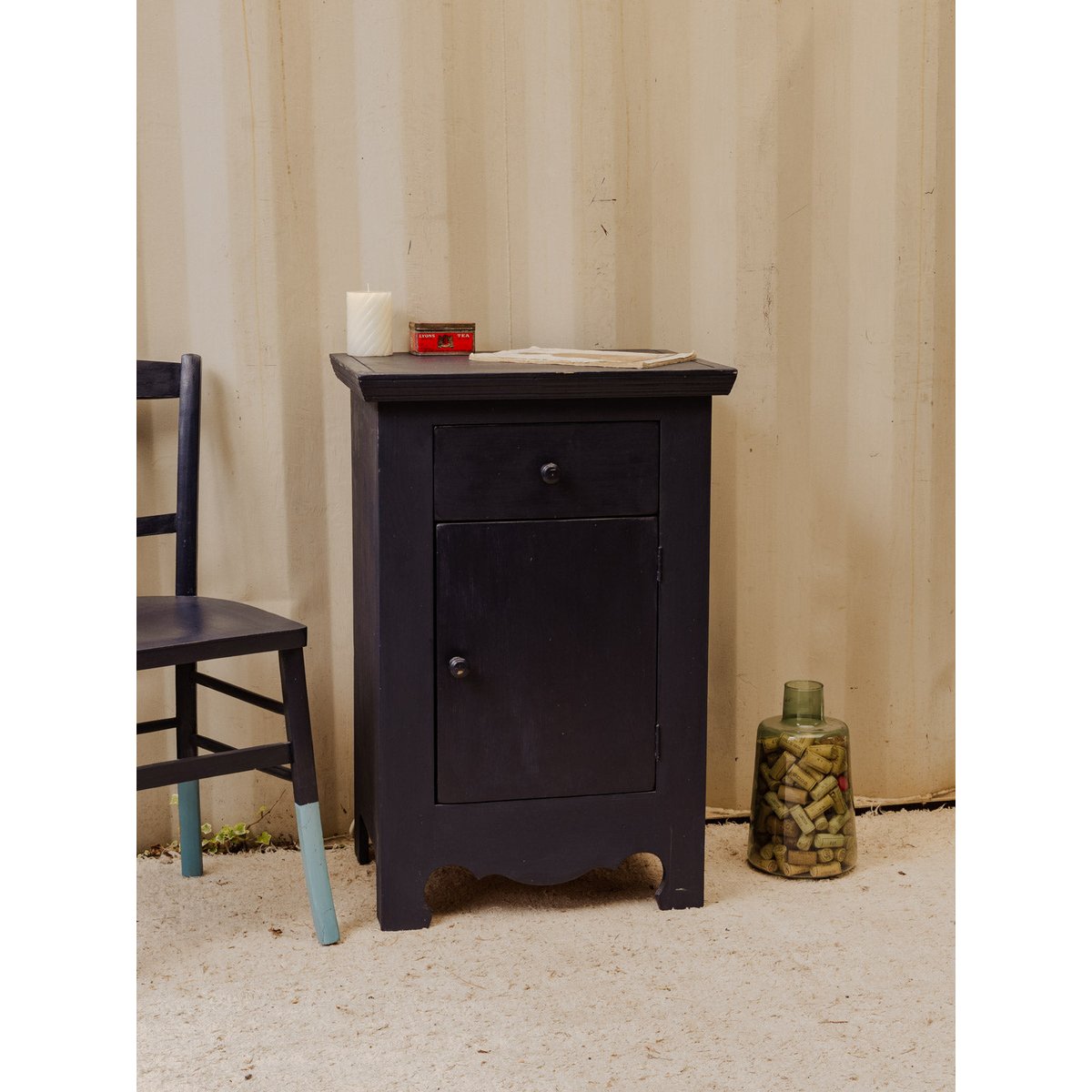 Petit buffet en bois bleu foncé Gilbert N°1783 - Bon état bleu foncé, DEBONGOUT
