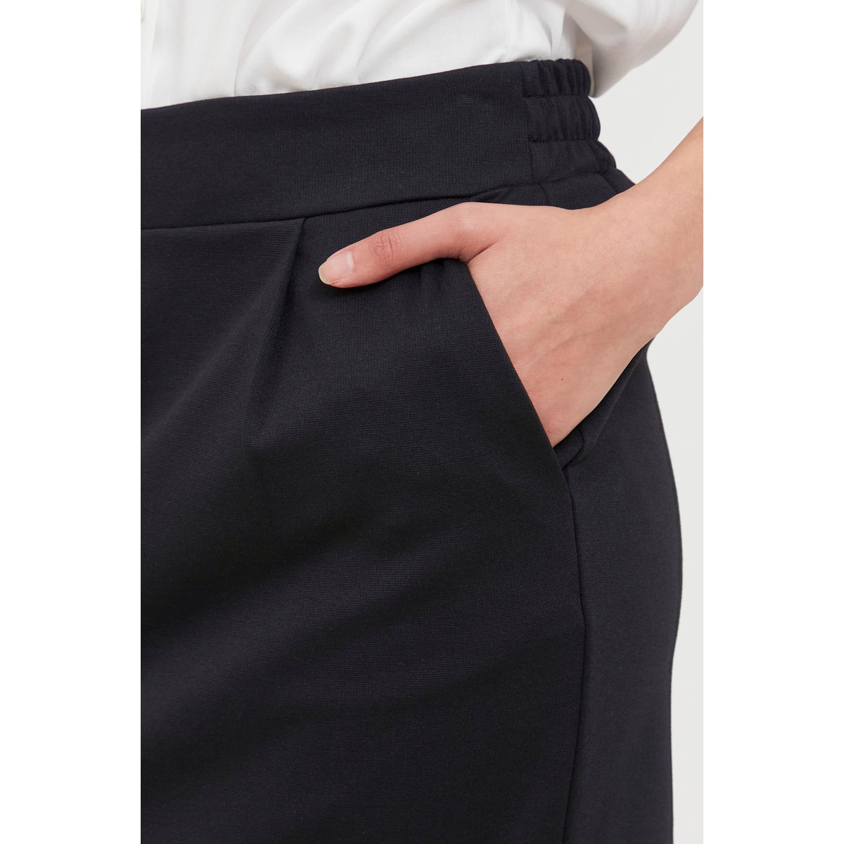 Jupe droite, longueur genoux, taille élastiquée noir, ICHI