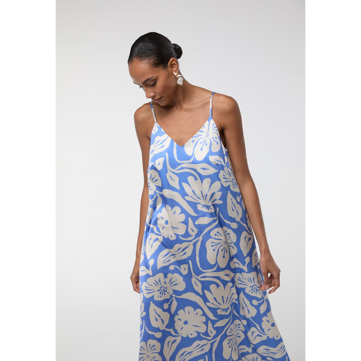 Robe longue fluide floral en satin à bretelles fines ciel, LOLA CASADEMUNT