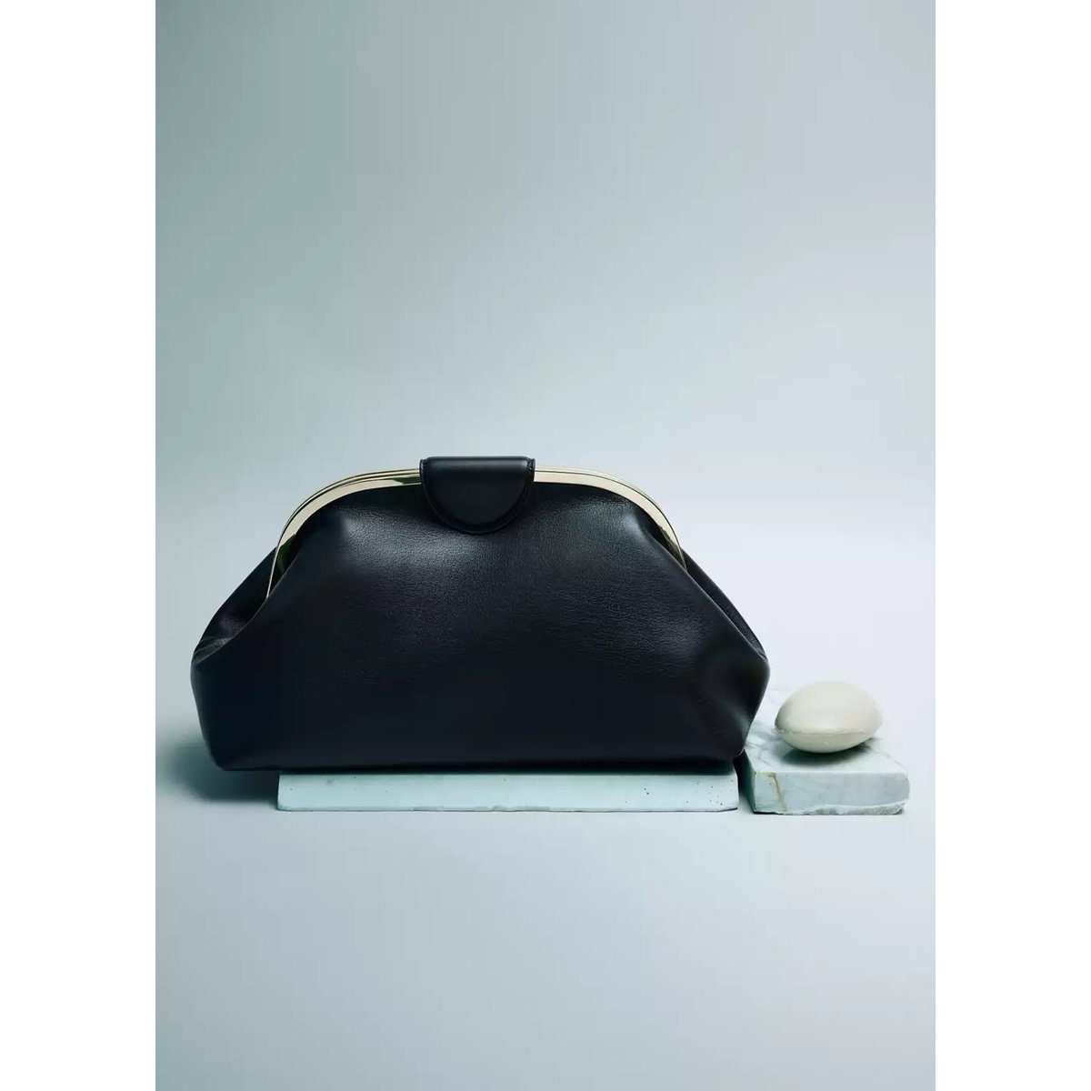 Grand sac pochette détails métalliques chocolat, MANGO