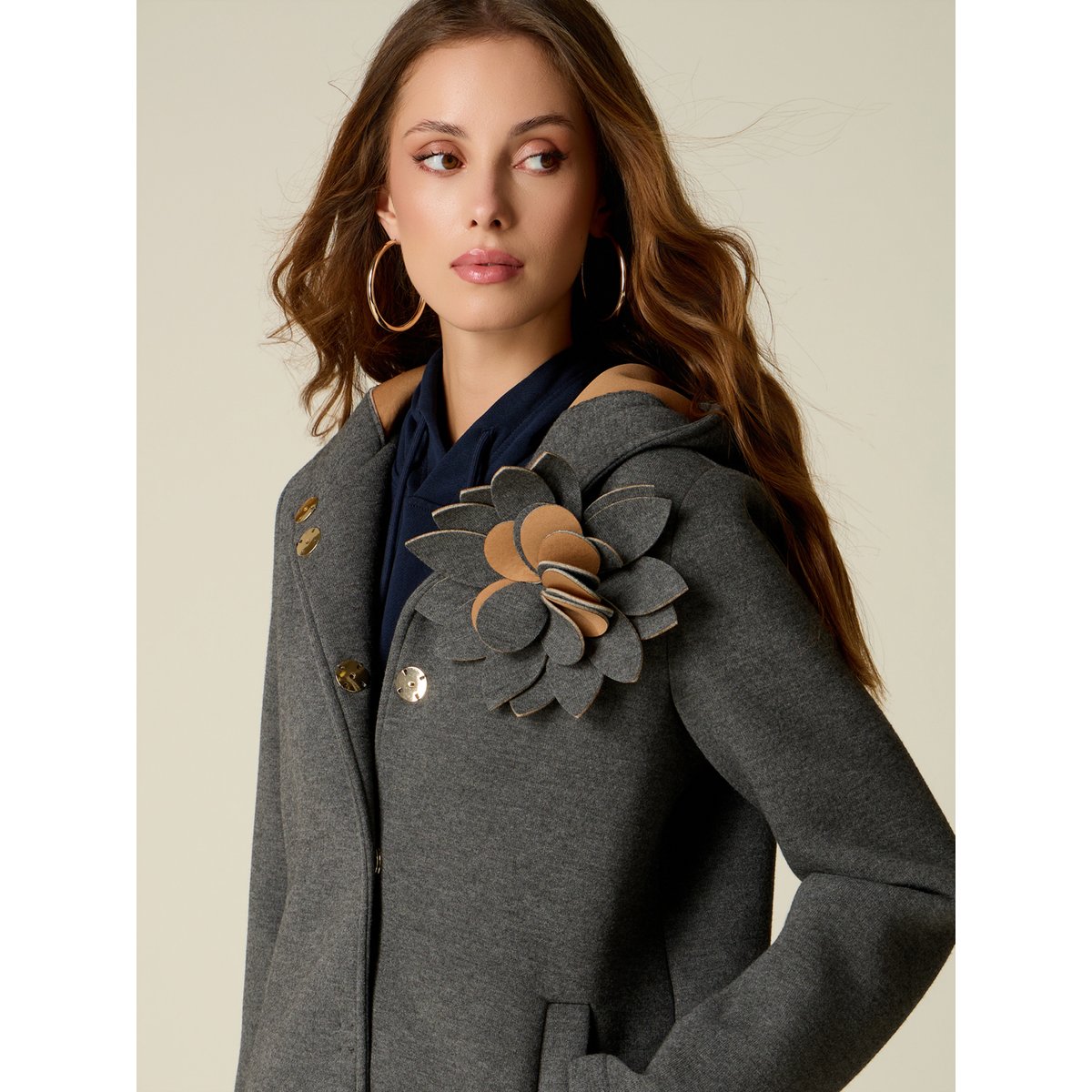 Blouson avec broche fleur gris, OLTRE