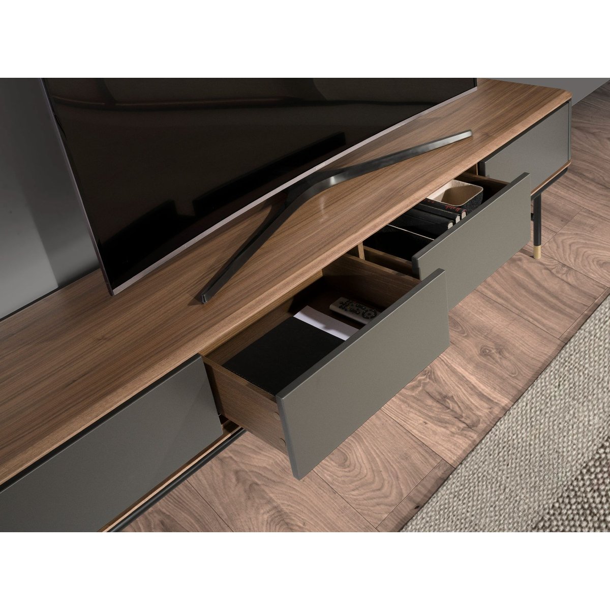 Meuble TV en bois gris foncé mat, acier noir et plateau en noyer gris foncé | noyer | or, ANGEL CERDA